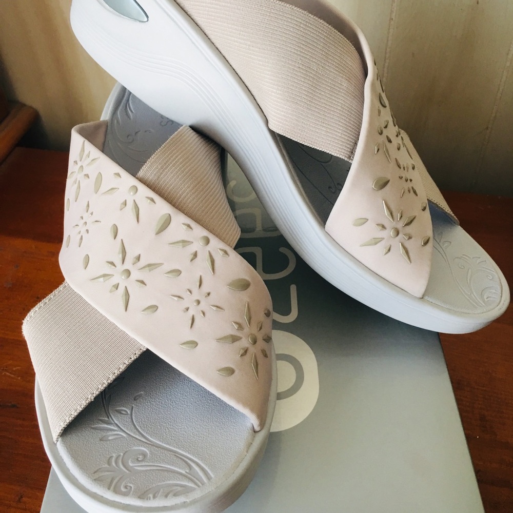 Bzees stretch sandals 11m